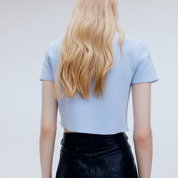 H&M Light Blue Crop Top with Button Detail - Picture 2 of 9